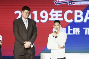 路威:之前外籍球员就姚明&林书豪&斯科拉几个 现在超巨都外国人