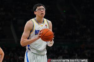 4罚4中！周琦半场出战11分钟 0出手拿到4分3板