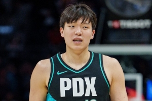 记者:如果你很久没看杨瀚森的比赛 乍一看就会发现他有明显进步