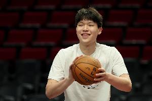 媒体人:杨瀚森身体状况不太理想 比赛对抗强度不低 好在都撑住了