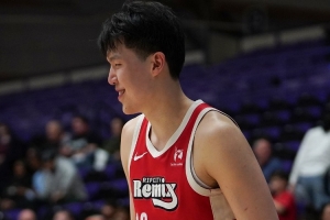 杨鸣:杨瀚森很不易 要立马适应高原 我们当年在云南打比赛也很难