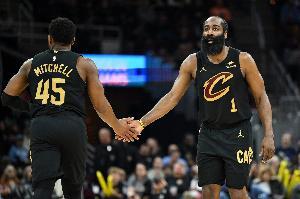 阿特金森:米切尔和哈登是球队的定心丸 让我们最后时刻稳住了
