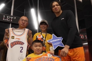有温度!上海男篮为患有进行性肌营养不良症的11岁少年完梦