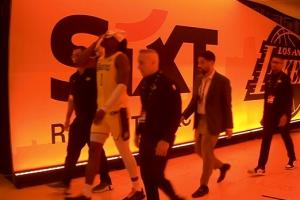 再伤一个！阿杜被切特肘到面部痛苦捂脸离场返回更衣室