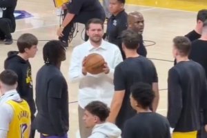 身穿白衬的东契奇在暂停时向队友要球拍一拍 ESPN：他想打球?