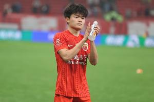 足球报:海港残阵应对魔鬼赛程,将考验平衡艺术