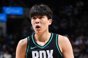 媒体人:杨瀚森还不是一个合格的NBA轮换球员 夏天要继续提升自己