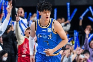 媒体人:杜锋对北京高大前场针对性布防 曾凡博把握了空位3分机会