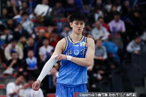 媒体人:曾凡博的对位优势是广东不好解决的 有他没他完全不一样