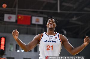 媒体人:白边有稳定的篮板与强悍的护筐 期待他带领上海走得更远