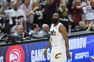 媒体人:哈登最后关头的失误也太难看了 都不知道怎么帮他找补