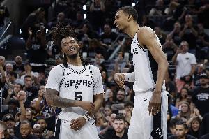 文班卡斯尔季后赛同场砍两双 NBA自合并以来第二年轻&第一是罗斯