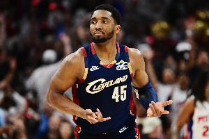 今天太硬了!米切尔抢七大战砍25+5+5且0失误 历史第六人