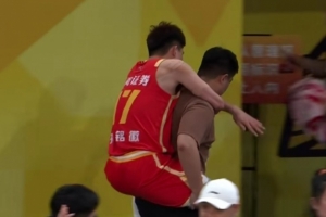 复出第3场！孙铭徽突破被犯规倒地捂着脚踝 随后被工作人员背出场