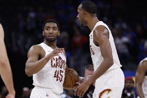 米切尔:阿伦和莫布里不断提升上限 我真为他们感到骄傲