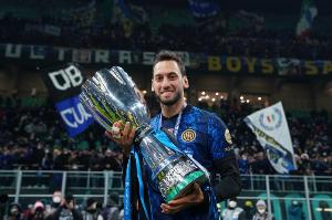 恰尔汗奥卢:和国米一起夺冠真的太美妙了,这份成功是我们应得的