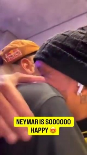 悬着的心终于落下!内马尔得知入选巴西名单,情绪激动与好友相拥