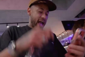 拉菲尼亚视频通话祝贺内马尔,后者眼含热泪:我们将赢得世界杯